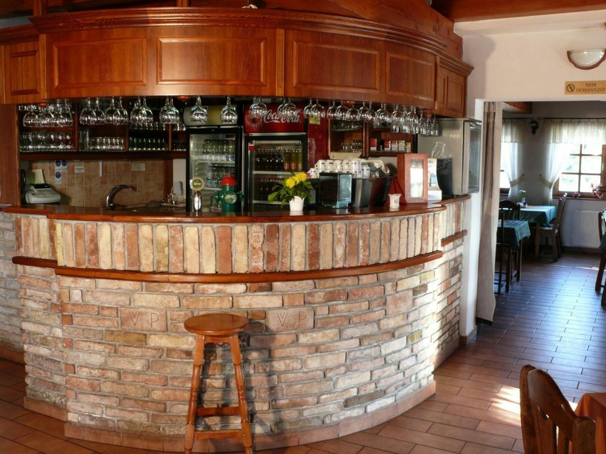 Kadarta Vendeglo Panzio Bed & Breakfast Veszprém Exterior foto
